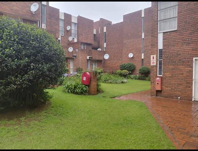 1 BEDROOM TOWNHOUSE FOR SALE IN MALVERN EAST EXT